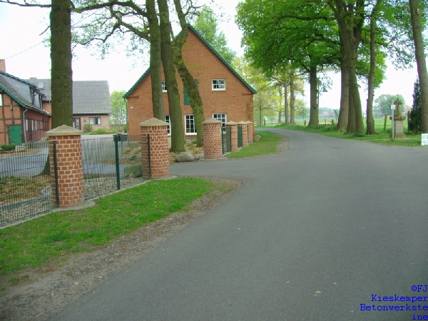 runde Sichtbetonabdeckplatten sandsteinfarbig glatt