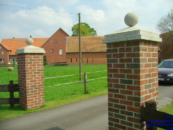 Sichtbeton-Pfeilerabdeckplatten mit Profil und Kugel