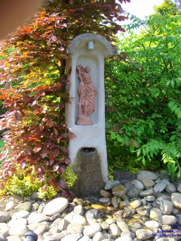 Bildstock mit Licht und Wasserquelle (Sandsteinnachbildung grau)