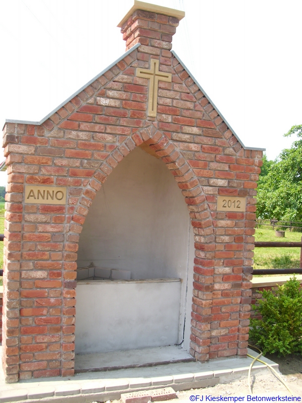 Bildstock mit integriertem Kreus und Jahreszahl