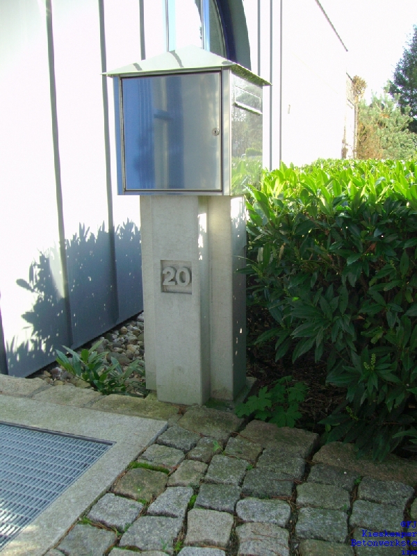 Sichtbetonsäule mit Edelstahlbriefkasten und Hausnummer