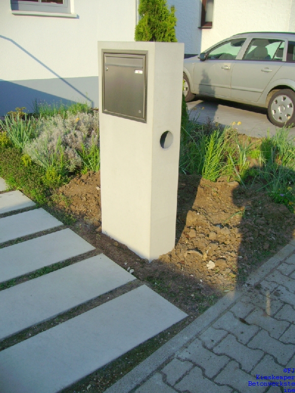Sichtbetonsäule mit eingebautem Edelstahlbriefkasten u. Zeitungsöffnung