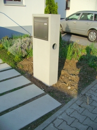 Sichtbetonsäule mit eingebautem Edelstahlbriefkasten u. Zeitungsöffnung