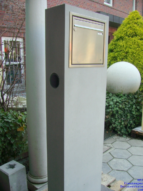 Sichtbetonsäule mit eingebautem Edelstahlbriefkasten u. Zeitungsöffnung