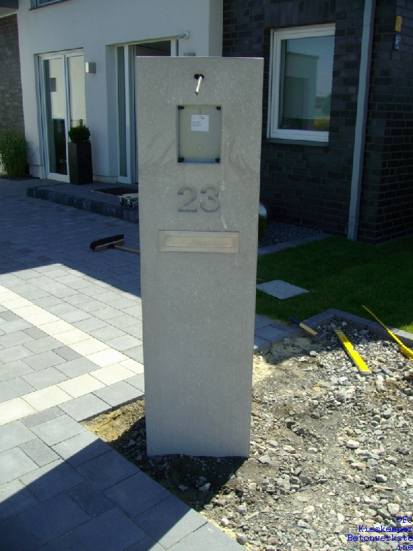 Sichtbetonsäule mit Licht, Sprechanlage, Hausnummer, Briefeinwurf und rückseitiger Entnahmetür