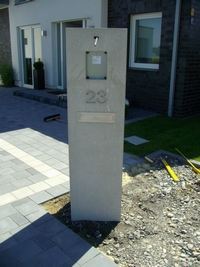 Sichtbetonsäule mit Licht, Sprechanlage, Hausnummer, Briefeinwurf und rückseitiger Entnahmetür
