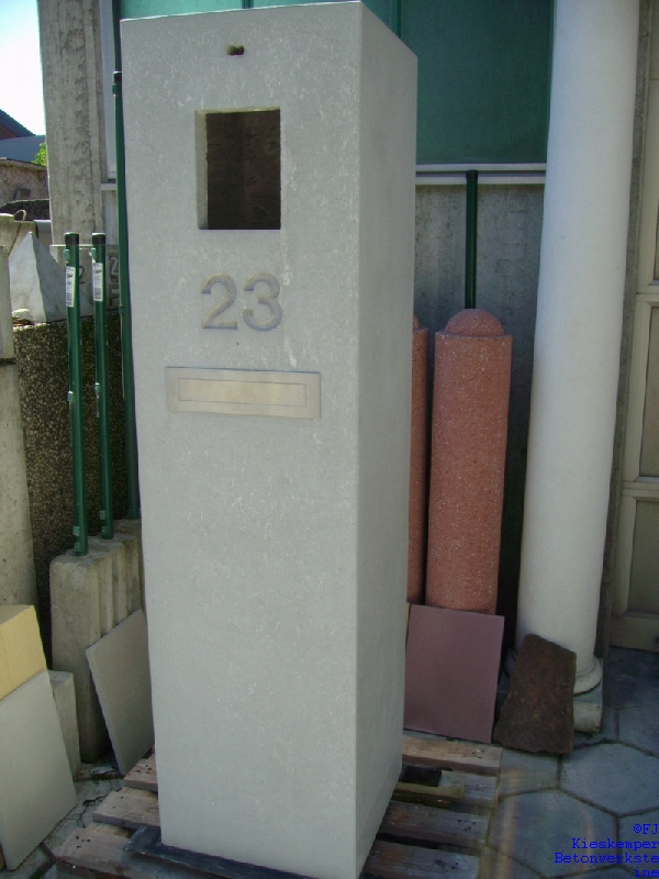 Sichtbetonsäule mit Licht, Sprechanlage, Hausnummer, Briefeinwurf und rückseitiger Entnahmetür