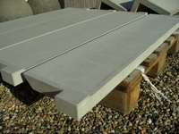 Sichtbetonfensterbank mit Aussparungen / Aufkantungen