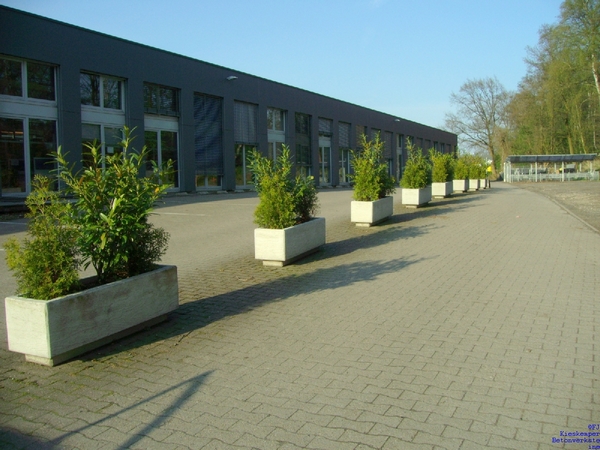 Parkplatzteilung mit Sichtbetontrögen