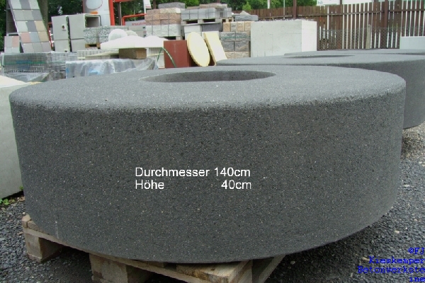 Mühlstein als Grilltisch