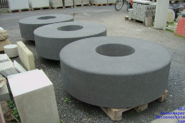 Mühlstein als Grilltisch