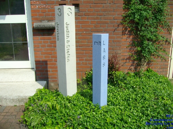 Sichtbetonsäule mit Schriftzug