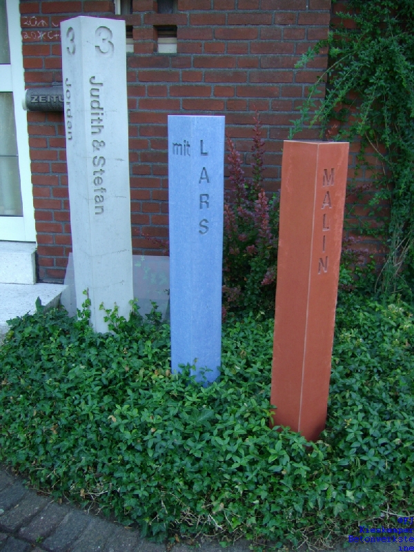 Sichtbetonsäule mit Schriftzug