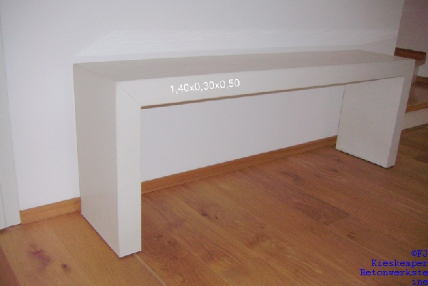 Sichtbetonbank in weiß