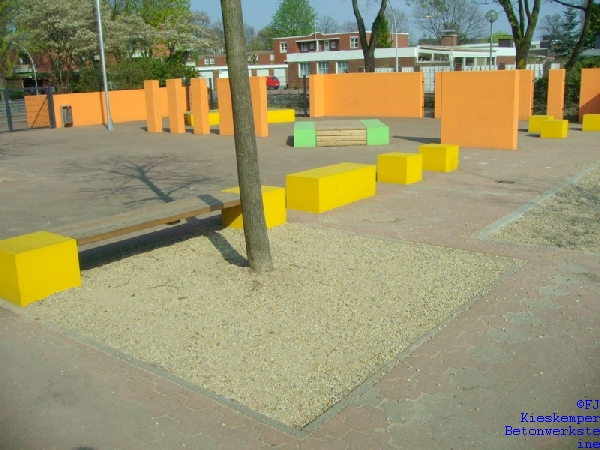 Sichtbetonquader farblich behandelt