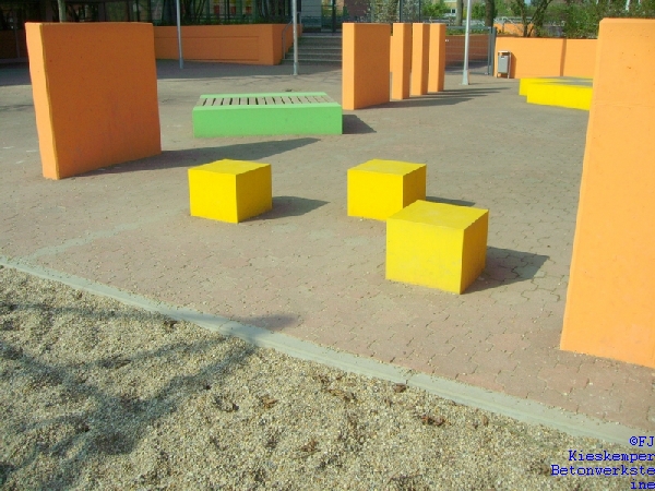 Sichtbetonquader farblich behandelt