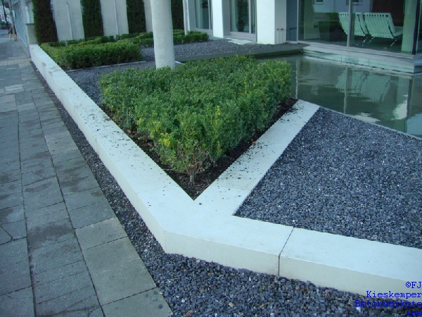 Sichtbetonquader als Einfassung