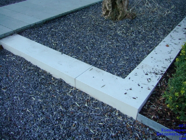 Sichtbetonquader als Einfassung