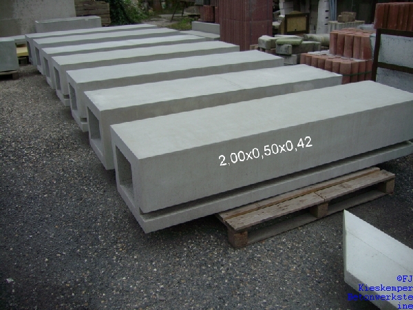 Sichtbetonquadermittelstücke mit Aussparung für LED Lichtleiste