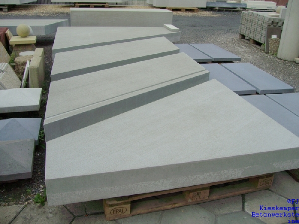 Sichtbeton - Parallelogrammstufen mit Besenstrichstruktur auf einer Matritze gegossen