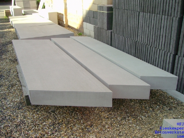 Sichtbeton - Parallelogrammstufen mit Besenstrichstruktur auf einer Matritze gegossen