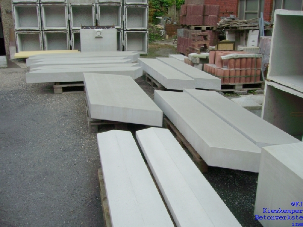 Sichtbeton - Parallelogrammstufen mit Besenstrichstruktur auf einer Matritze gegossen