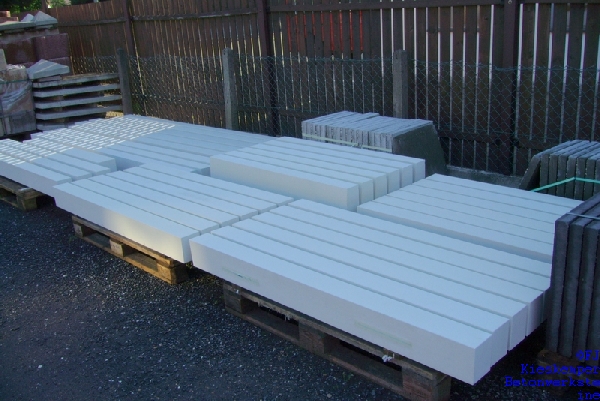 Sichtbetonfenstereinfassungen in weiß