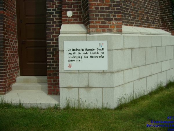 Betonwerksteinsockel  mit Eingangstreppe  / Oberfläche scharriert