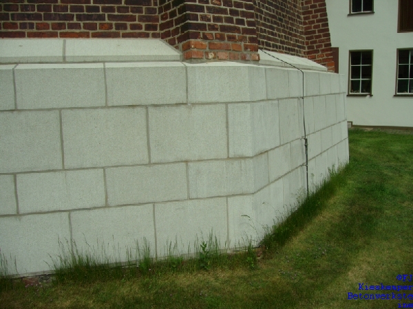 Betonwerksteinsockel  mit Eingangstreppe  / Oberfläche scharriert