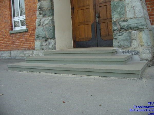 Treppenanlage:  grün mit Profil in Sandstrahleffekt ( Schule in Hoetmar )