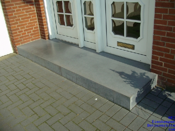 Sichtbetoneingangsstufe in anthrazit