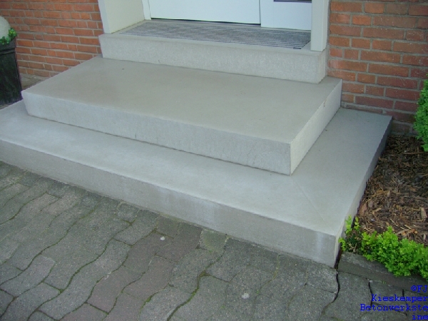 Sichtbetontreppe mit eingearbeitetem Gefälle