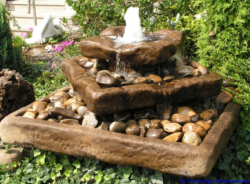 dreistufiger Naturbrunnen
